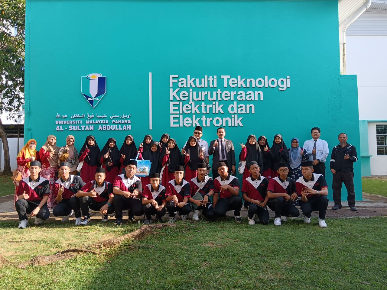 FTKEE UMPSA Santuni Lawatan Sekolah Menengah IMTIAZ Yayasan Terengganu